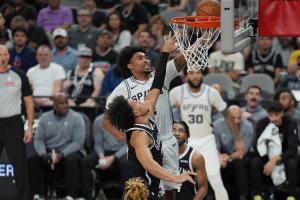 解說：哈珀臨危不亂 文班和卡斯?fàn)柕谝荒甓冀^對(duì)不具備這樣的氣質(zhì)