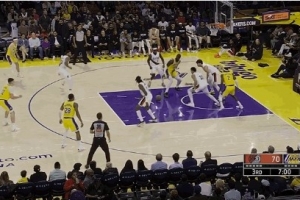 頂不動！艾頓奮力拼下前場籃板 但背身強攻時被切丟球