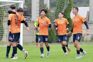 萬項代表杜利亞伊足球?qū)W院首發(fā)并梅開二度，球隊2-3輸球