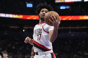 又鐵又獨(dú)！謝頓-夏普首節(jié)8投僅2中拿到4分 三分4中0