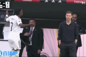 氣炸維尼修斯被換下后喋喋不休，不與阿隆索擊掌徑直回更衣室