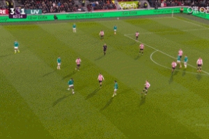 直接上天了！薩拉赫得球調(diào)整許久，一腳打門高得非常離譜