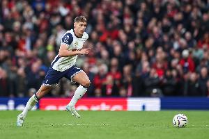 后衛(wèi)為熱刺英超單場雙響，范德芬是2013年維爾通亨后首人