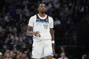 撐起了輪換！里德12中6砍16分10板&其中4個(gè)前場(chǎng)板 另有2助2斷