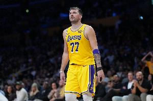 艾頓：我給東契奇擋拆時(shí) 對手竟然用四個(gè)人去包夾他