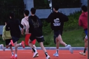 早上6點(diǎn)！U15跑操正當(dāng)時(shí) 青島男籃小伙子們沖沖沖！