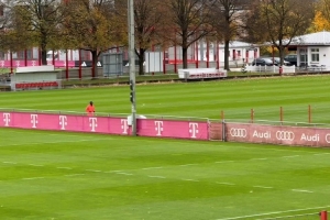 記者：戴維斯今日進(jìn)行慢跑訓(xùn)練，他希望今年重返賽場