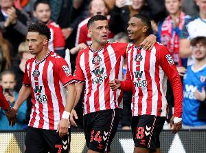 賽季新黑馬誕生！英超9輪戰(zhàn)罷排名前四，這支黑貓很“不簡單”