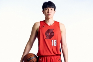 媒體人：楊瀚森的防守和籃板做得比較糟糕 得趕緊找到狀態(tài)