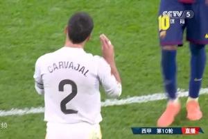 卡瓦哈爾先沖亞馬爾做手勢(shì)，亞馬爾伸手與他握手，握手擁抱后開(kāi)吵