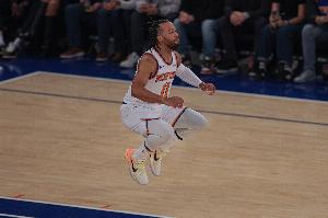 很穩(wěn)！布倫森半場(chǎng)12中6貢獻(xiàn)全隊(duì)最高15分外加4板 正負(fù)值+5