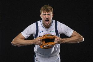 滿弓戰(zhàn)斧劈扣！解說(shuō)：弗拉格運(yùn)動(dòng)能力之強(qiáng) 甚至覺(jué)得不像個(gè)新秀