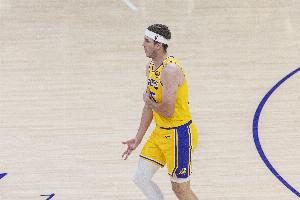 里夫斯至少50分10板5助 湖人隊史第3人 上一個是科比