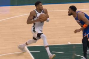 露餡了！回放顯示 字母哥這個(gè)上籃走了幾步？