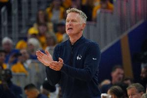 科爾談限制小卡：讓大個(gè)子保持對(duì)他的防守 盡力讓他出手更困難