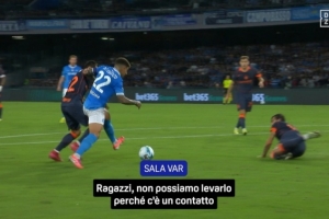 國(guó)米點(diǎn)球誤判錄音：主裁判視線(xiàn)被擋，助理裁判斷定點(diǎn)球，VAR確認(rèn)