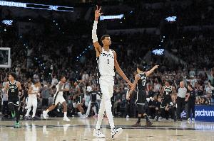 帕金斯：誰能告訴我在21歲的年紀文班的比賽有什么缺陷嗎？在線等