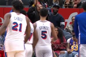 一蹦三尺高！76人加時反超 恩比德沖鋒進(jìn)場慶祝！