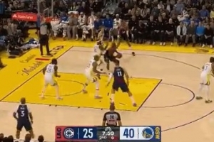 硬碰硬！小卡籃下強攻巴特勒轉(zhuǎn)身拋投命中