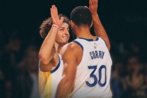 封面為庫里和波杰！勇士官方曬贏球海報：防守發(fā)揮了作用