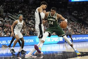 記者：字母和文班是2位屬于外太空的球員 他們拿完周最佳沒(méi)遇魔咒