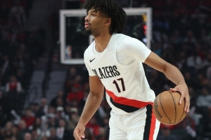 今天手感回暖！夏普上半場(chǎng)8中4得到11分 三分4中3