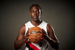 拓記：老將的價(jià)值具象化 霍勒迪的經(jīng)驗(yàn)和意識(shí)幫開拓者兜住了下限