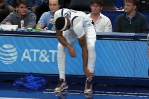 別有事啊！濃眉落地踩到對方腳上疑似崴傷 返回更衣室接受治療