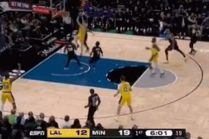 長(zhǎng)驅(qū)直入！克內(nèi)克特反擊突破輕松雙手暴扣