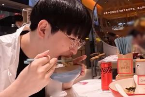 GEN也干了！GEN發(fā)布花絮  Duro探店小楊生煎 此前Bwipo場(chǎng)間食用遭讓二最三