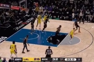 就這么投下去！克內(nèi)克特接球三分線外一步 堅(jiān)決出手命中！