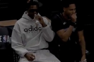 酷！愛德華茲場邊帥氣裝扮悠閑觀戰(zhàn) 森林狼目前占據(jù)場上主動