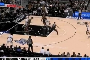 沖擊力十足！卡斯?fàn)枏?qiáng)攻懟翻防守打進(jìn)加罰 熱火挑戰(zhàn)失敗