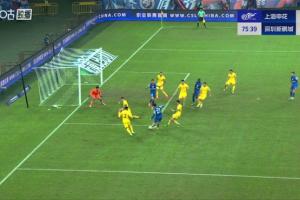 這都沒進？陳晉一抹進小禁區(qū)附近選擇橫傳，隊友無人領(lǐng)會