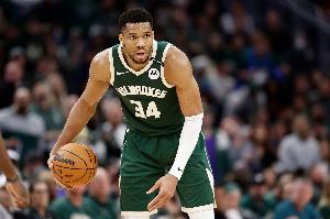 雄鹿官方：字母哥因左膝酸痛缺席今日主場(chǎng)對(duì)陣勇士比賽！