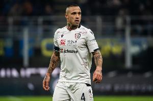 踢球的使命！納因戈蘭：父親避債離家出走，母親獨自撫養(yǎng)5個孩子