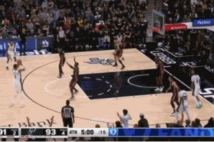 連珠炮！瓦塞爾和文班相繼三分穿針 馬刺反超比分打停熱火