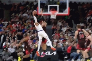 好在無(wú)礙！唐斯溜底線試圖隔扣武切維奇 扣飛失衡平拍在地