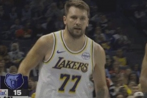 爐火純青！東契奇撤步三分飆中 湖人繼續(xù)咬住比分