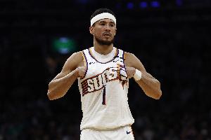 下場(chǎng)打不敗馬刺！布克：此前從未遇到這樣情況 看了文班高光集錦