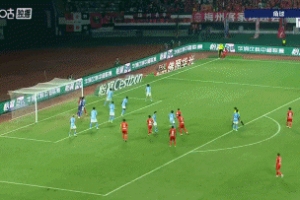 梅州扳回一個(gè)！奧馬爾松門前亂戰(zhàn)中補(bǔ)射得手，梅州1-2大連
