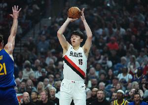 楊瀚森或?qū)﹃嚺枷窦s基奇！今夏約老師曾調(diào)侃：打爆小楊就給簽名