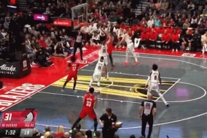 防守反擊一氣呵成！韋斯利斷球反擊背后過(guò)人上籃得分