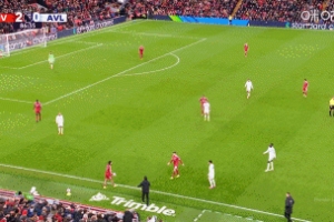 索博斯洛伊拖延時(shí)間，埃梅里憤怒將其推開，索博領(lǐng)到黃牌