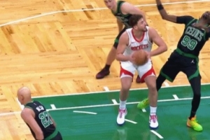 夸張了！布歇防守對(duì)抗后仰倒地 被吹假摔送火箭1分