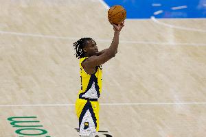 里突外投！內(nèi)史密斯半場(chǎng)10中6砍并列最高18分 三分7中4