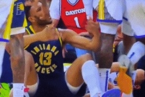 你抱怨啥？布拉德利撞翻庫(kù)里被吹犯規(guī)送后者3+1 坐在地上喋喋不休