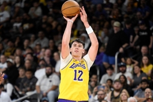 張佳瑋：今天改變局勢(shì)的是拉拉維亞 他是當(dāng)下湖人陣容里的潤(rùn)滑劑