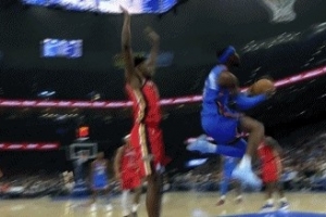 回頭望月！亞歷山大底線突破 空中漫步拉桿反籃打中轟停鵜鶘