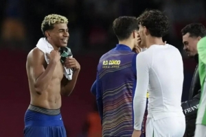 老友相見！每體：佩尼亞和福特在賽后與巴薩的前隊友們擁抱致意